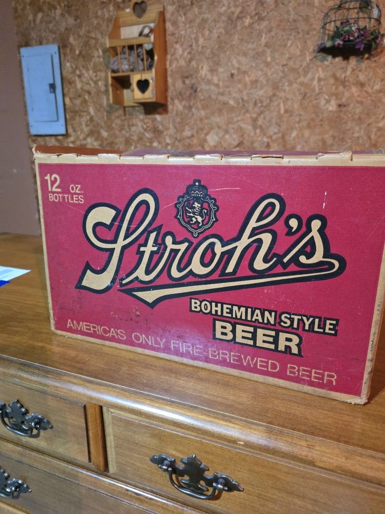 Vintage Stroh's Beer Case