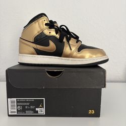 Air Jordan 1 Mid SE Metallic Gold Shoes