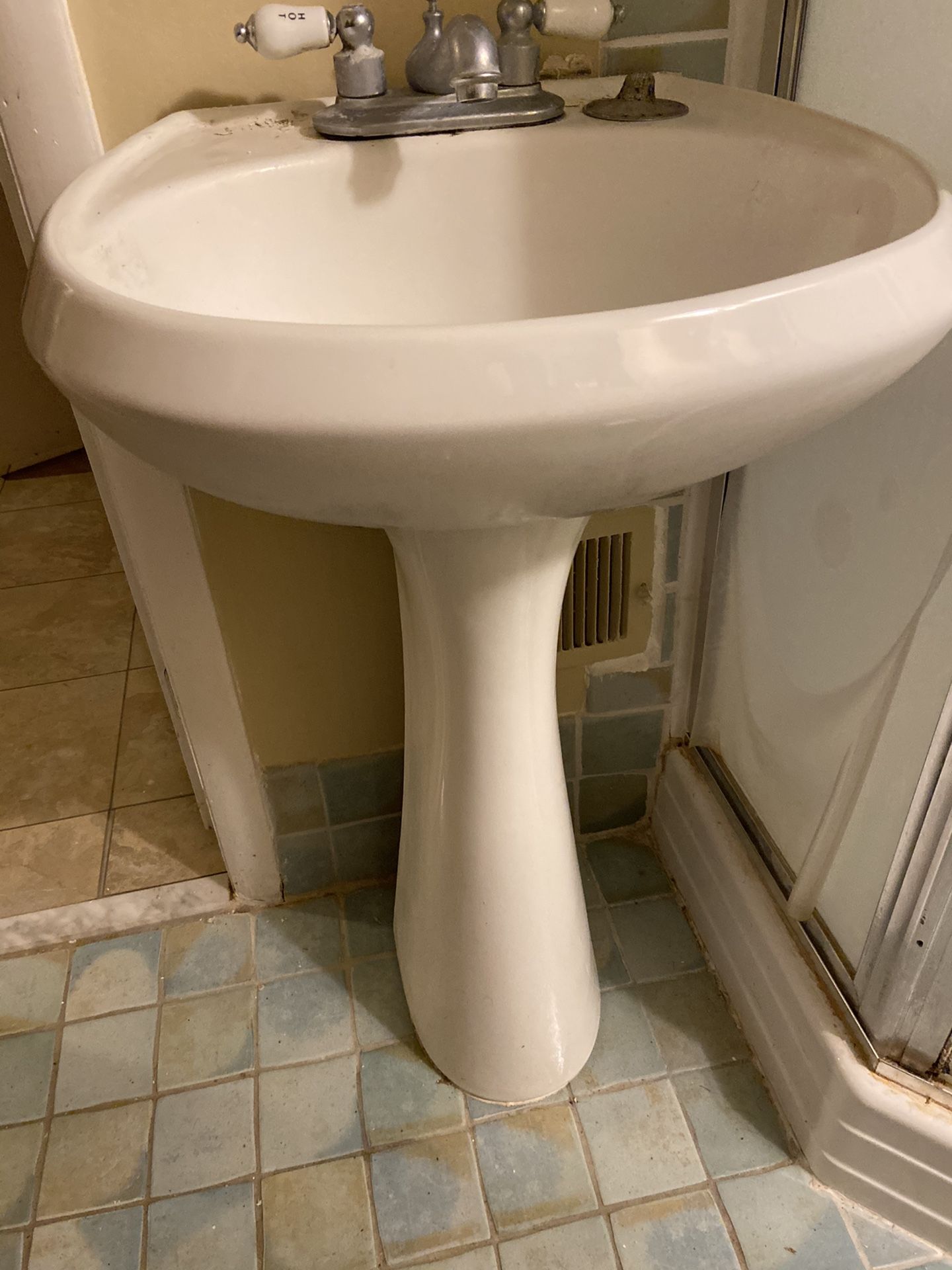 Pedestal sink