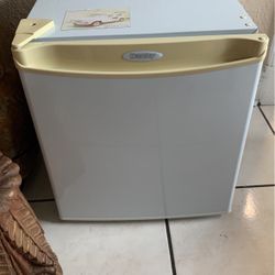 Danby Mini Fridge With Freezer 