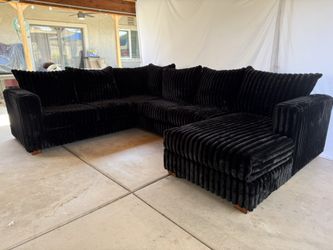 8x10 sectional with reversable chaise. new