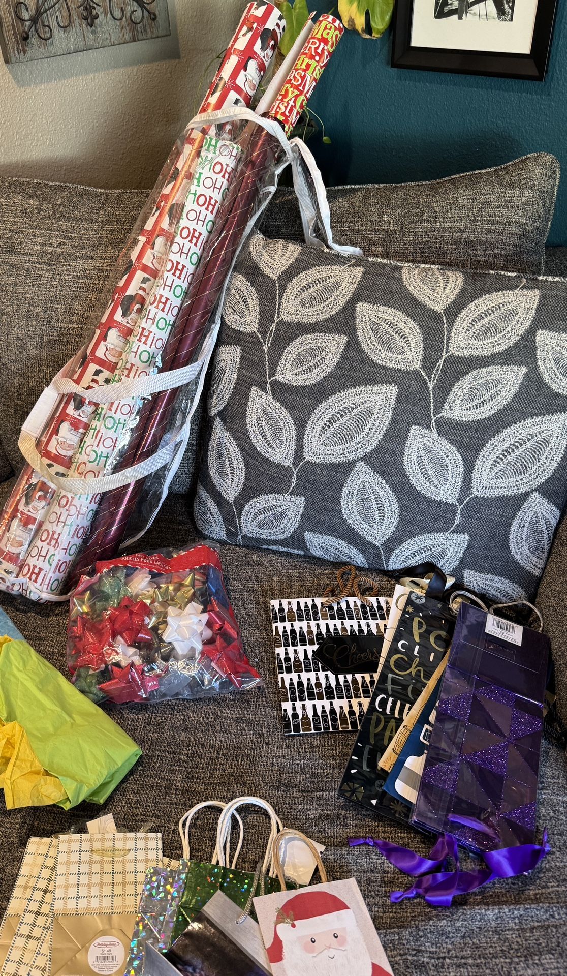 Free !!!!! Wrapping Paper And Gift Bags PENDING pick Up