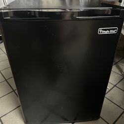 Magic Chef 2.6 cu. ft. Mini Fridge in Black, ENERGY STAR (for Parts)