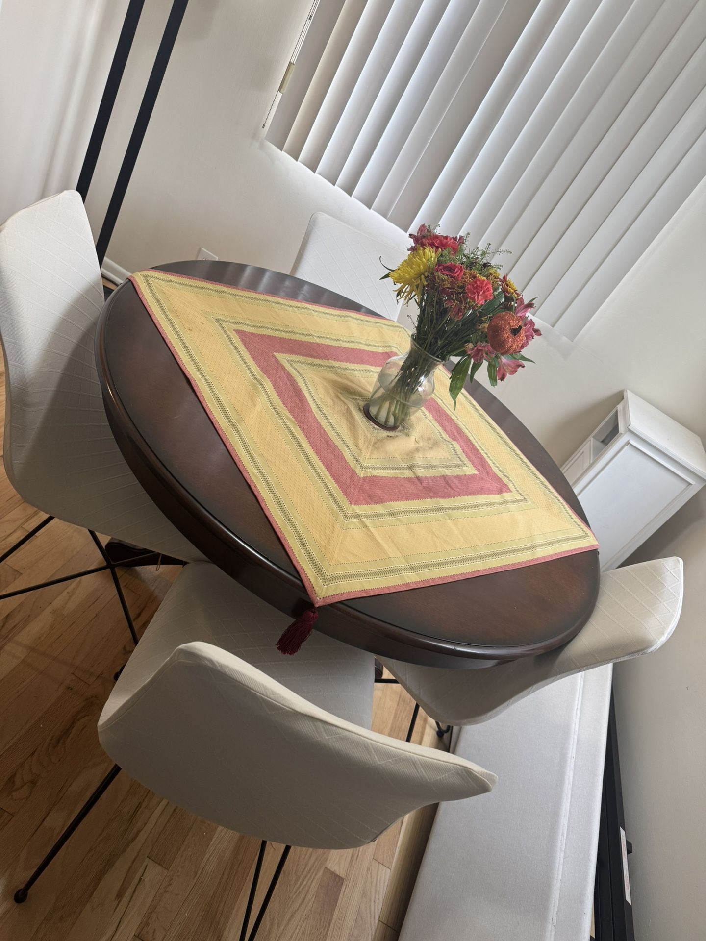 Expansible Dinner Table 