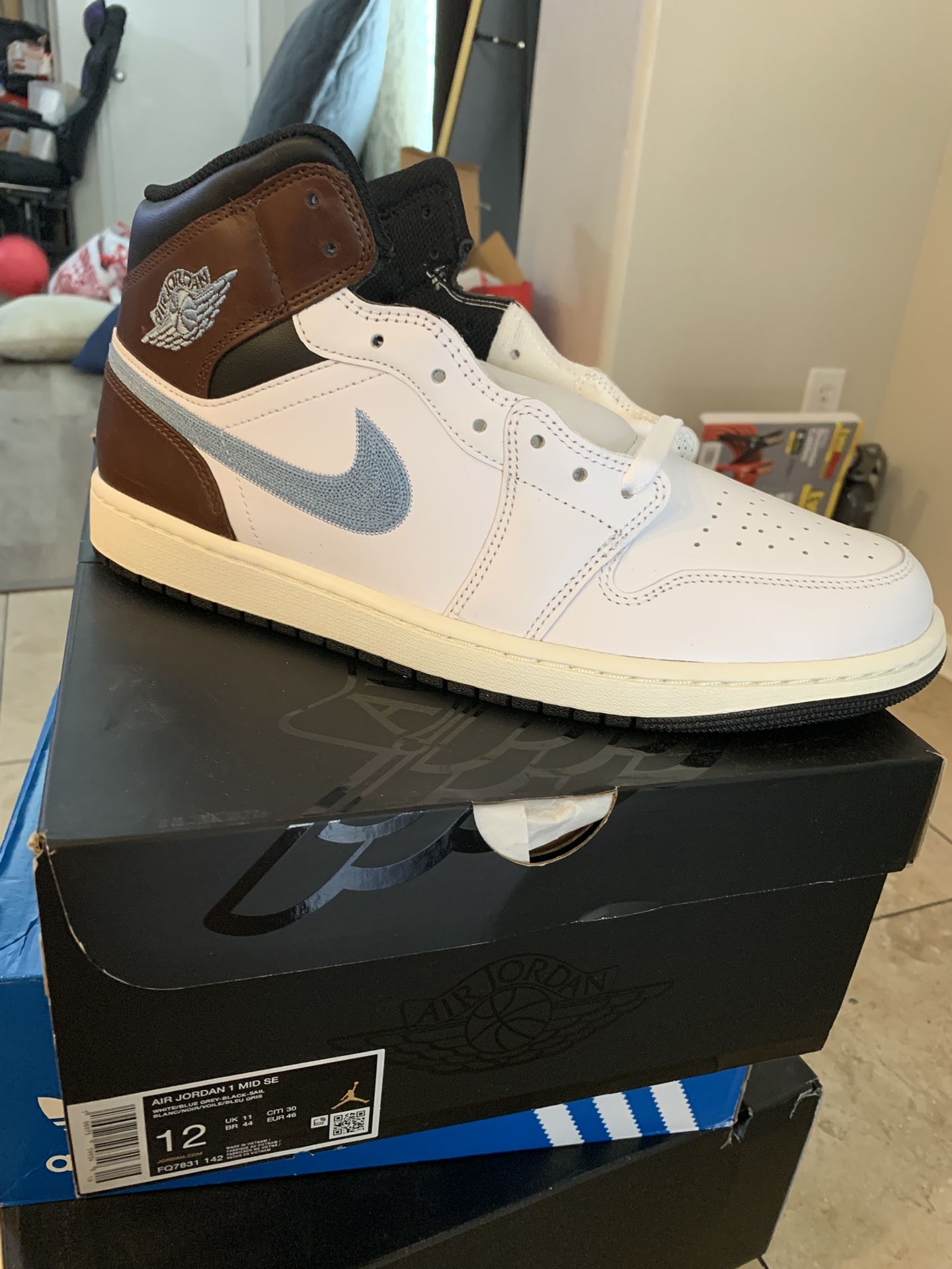 Air Jordan 1 MID SE - NEW
