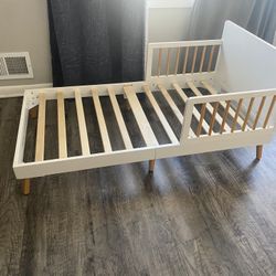 Toddler Bed/mattress