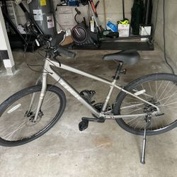 Verve Trek 3 Disc bike Size Medium 2024