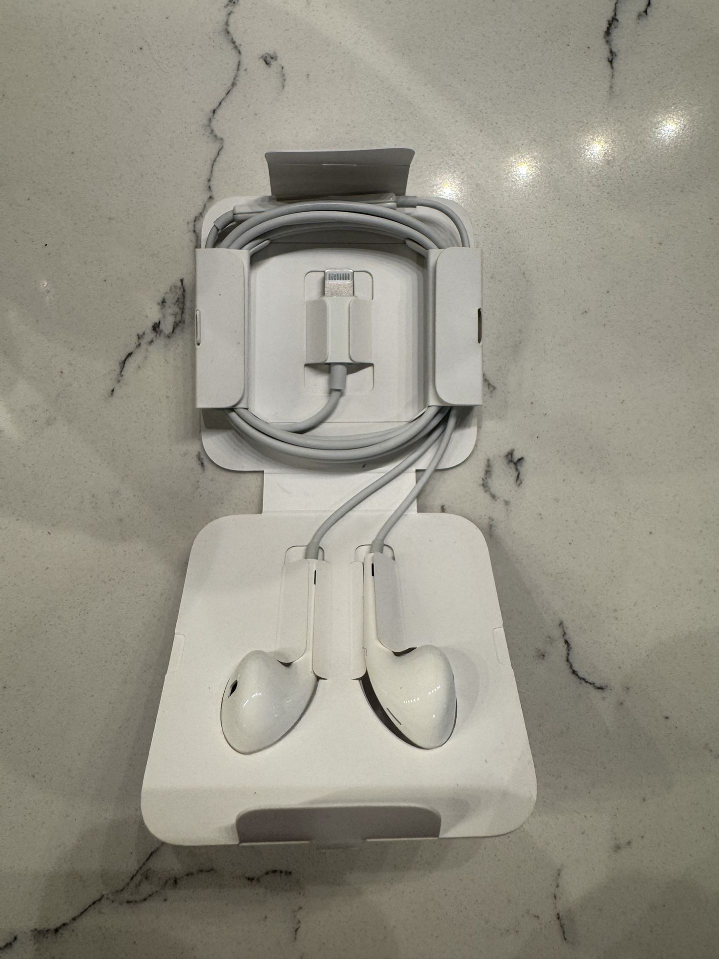 Brand new Apple Earbuds Lightning Cable