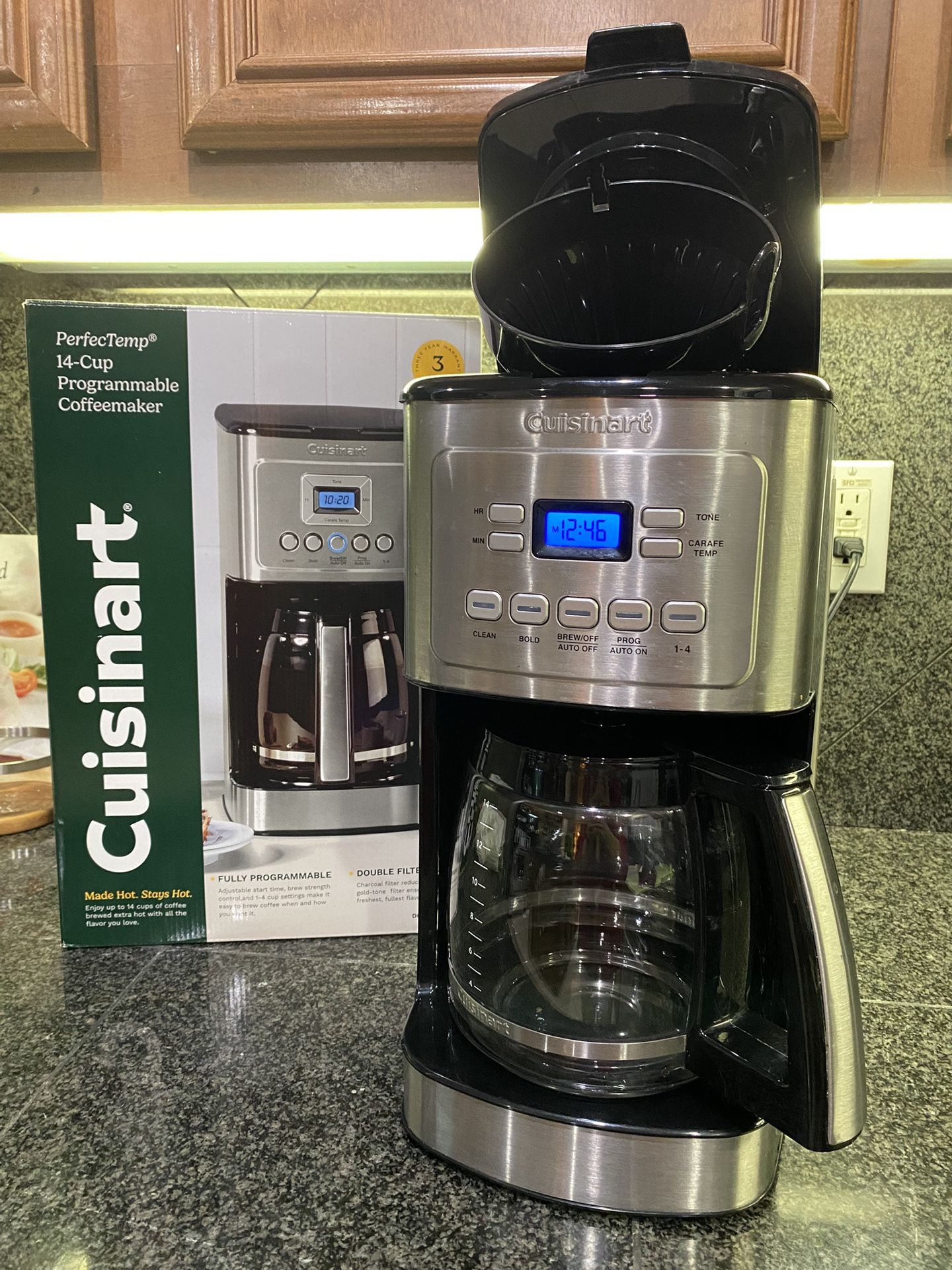 CUISINART 14-CUP PROGRAMMABLE COFFEE MAKER WITH GLASS CARAFE