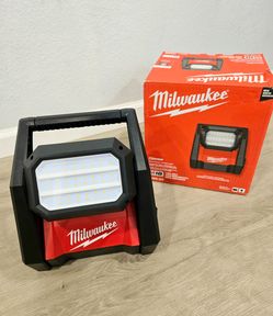 Milwaukee 18V 4000 Lumens ROVER LED AC/DC Flood Light