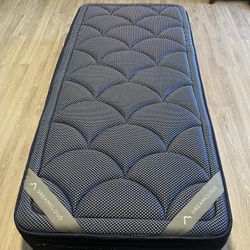 The DreamCloud Premier Rest, Twin XL, Like New, Excellent Condition