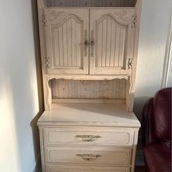 Single dresser with hutch