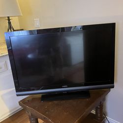 Flat Screen TV With Roku And Remote Controls