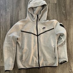 Grey Nike Tech Fleece 