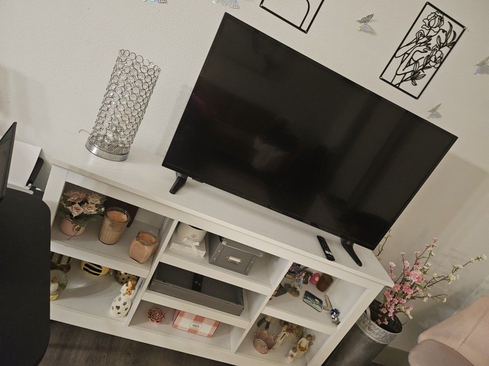 INSIGNIA LCD TV 44 INCH TV PRE OWNED 