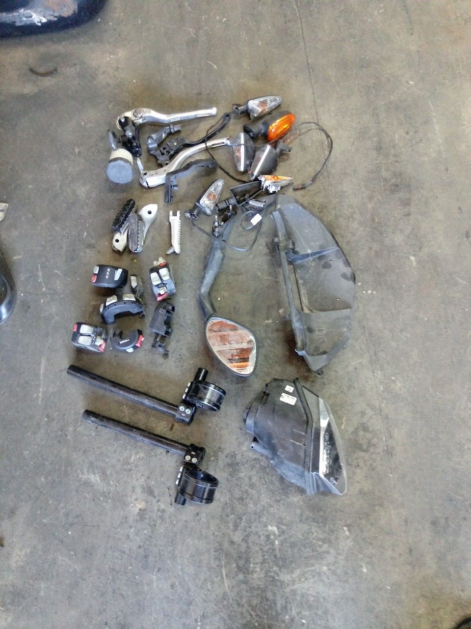 LATE MODEL BMW MOTORCYCLE PARTS LOT