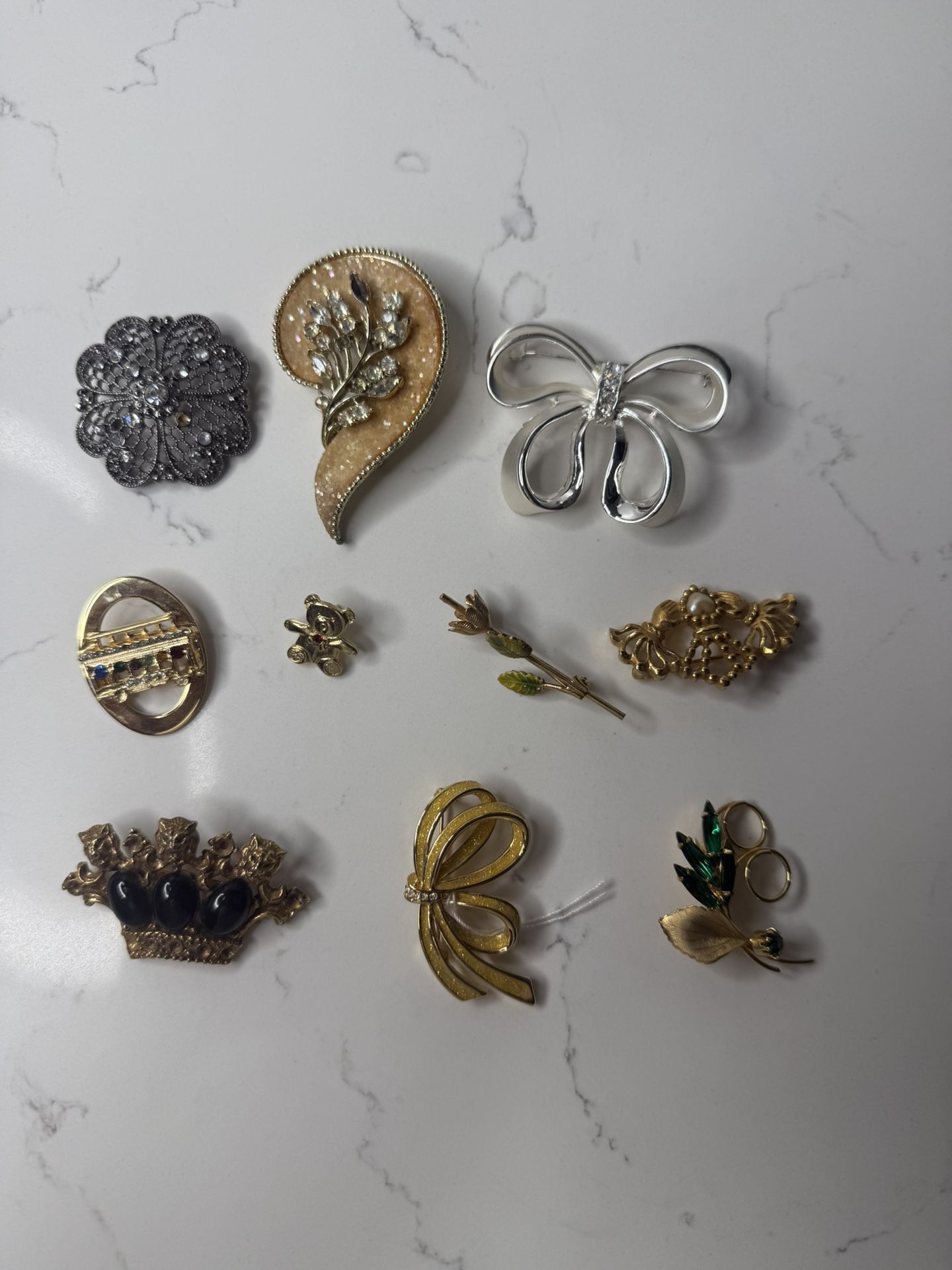 Brooches/pins