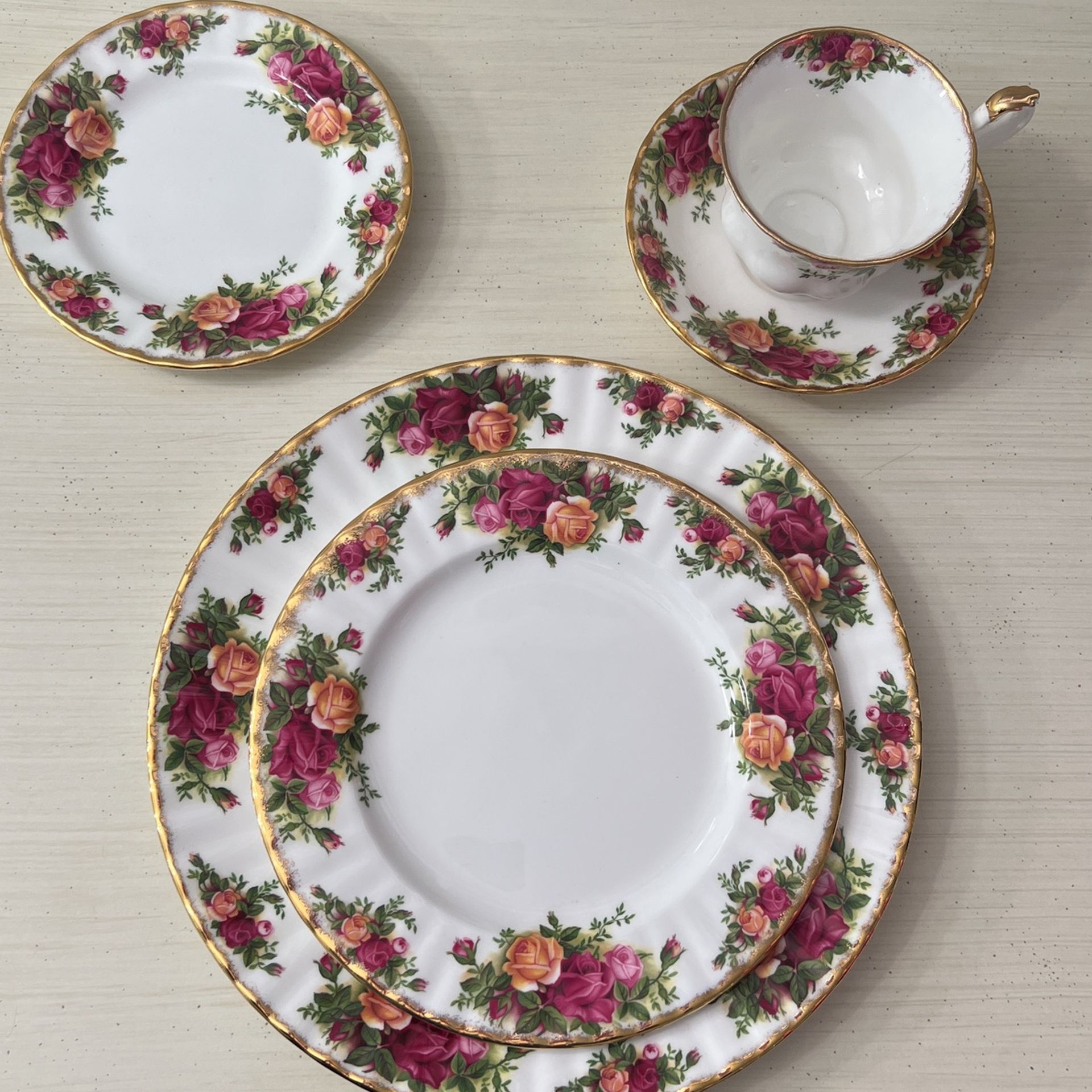 Vintage Old Country Rose Bone China Estate Sale Plate Set