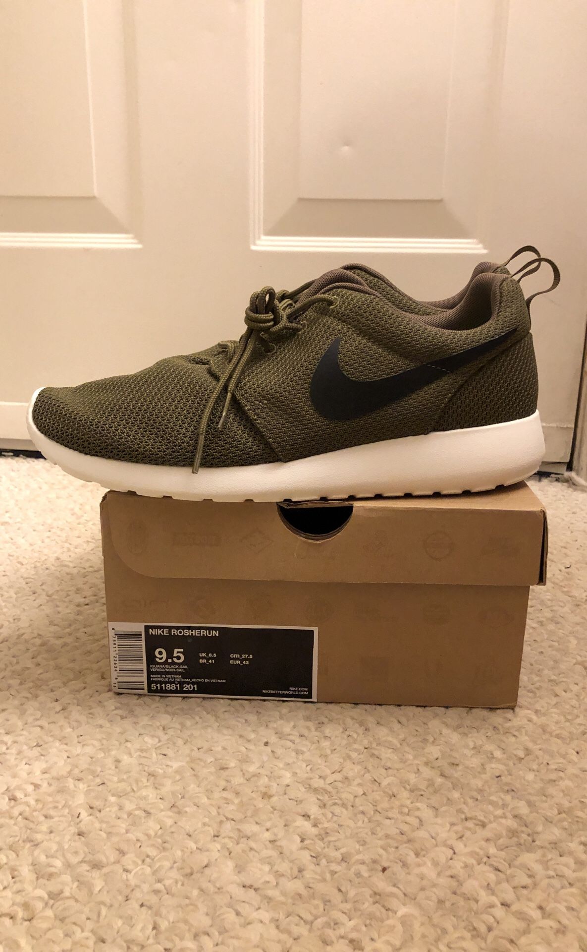 Nike Rosherun “iguana” brand new size 9.5