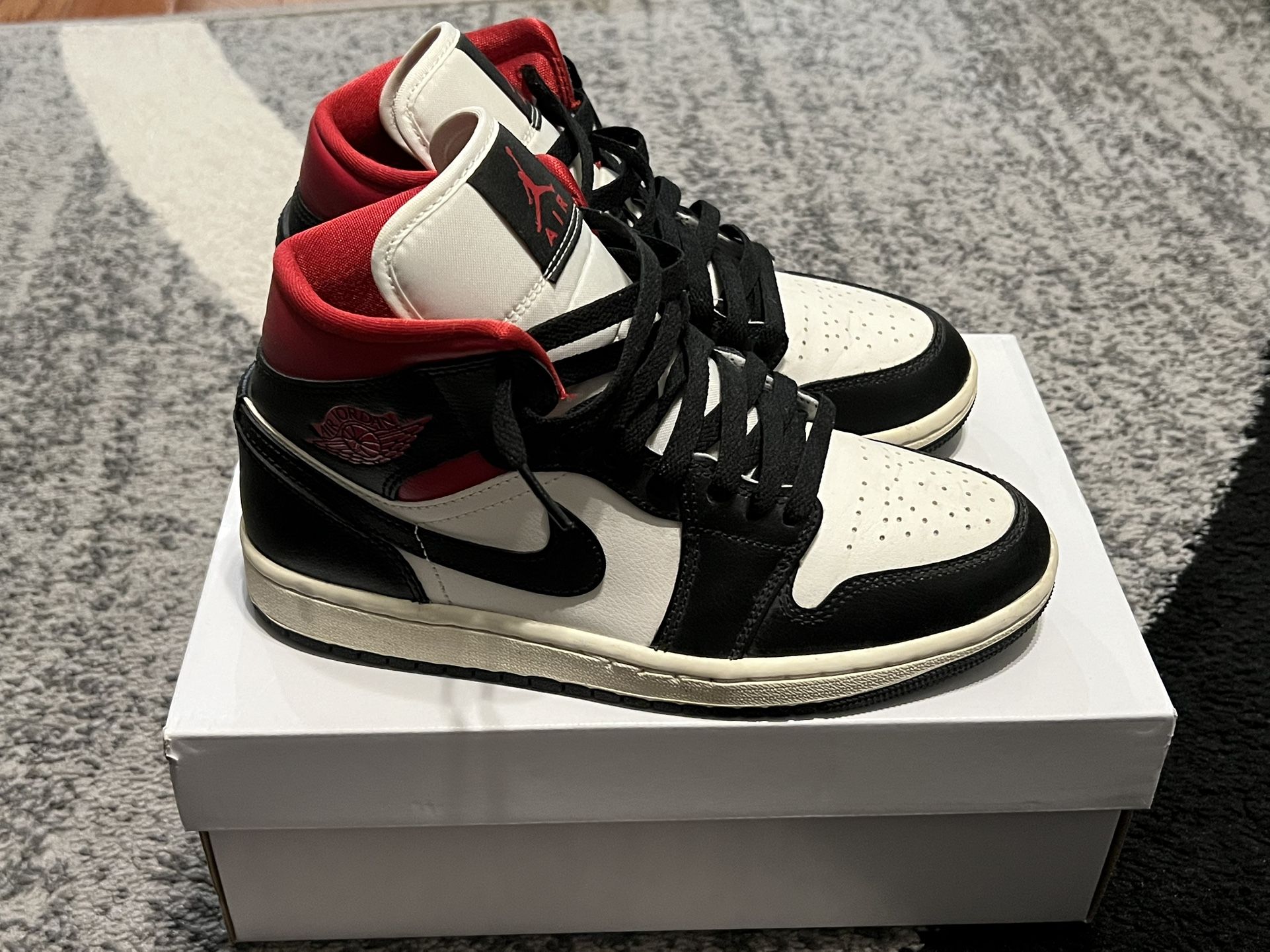 Air Jordan 1 Mid - Women sz 7