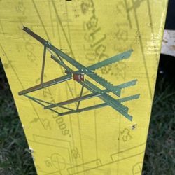 Adjustable Sawhorse / Northern Industrial Tools