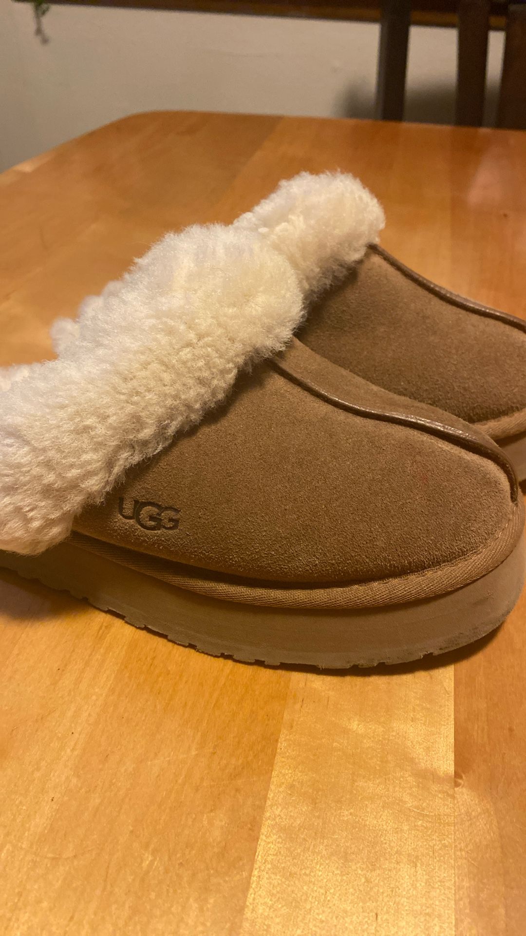 Women’s Ugg Disquieted Slippers Size 7 Sand