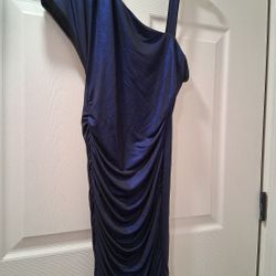 Beautiful ruched navy stretchedress used in good condition  Size small 