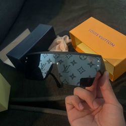 Loui Vuitton Sun Glasses. 