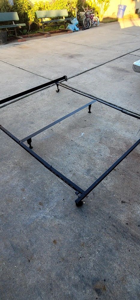 Preciosa Base De Metal Para Cama King Size California King Size Y Queen Size $50