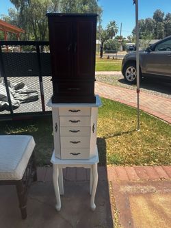 2 Jewelry stands
