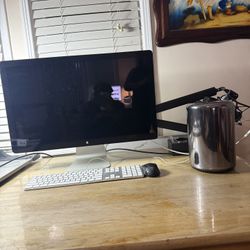Mac Pro  2013 3.7Ghz And Monitor