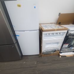 avanti stove white and fridge summit 24..GAs or electric  new warranty  ready to deliver or pick up warranty  301 saundview ave bronx NY 10473...