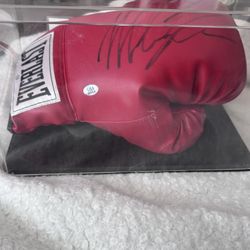 Everlast Mike Tyson Signed Boxing Glove