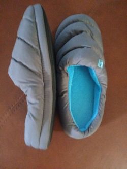 Gray Puffer Slip-On Slippers with Teal Lining Mn Sz 11-12 RockDove