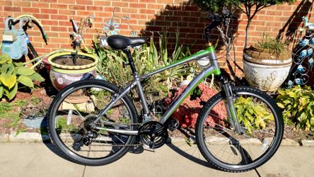Like New 26" Giant Sedona dx Hybrid Bike trigger Shifter front fork suspension seat shox medium size frame ready to ride needs nothing