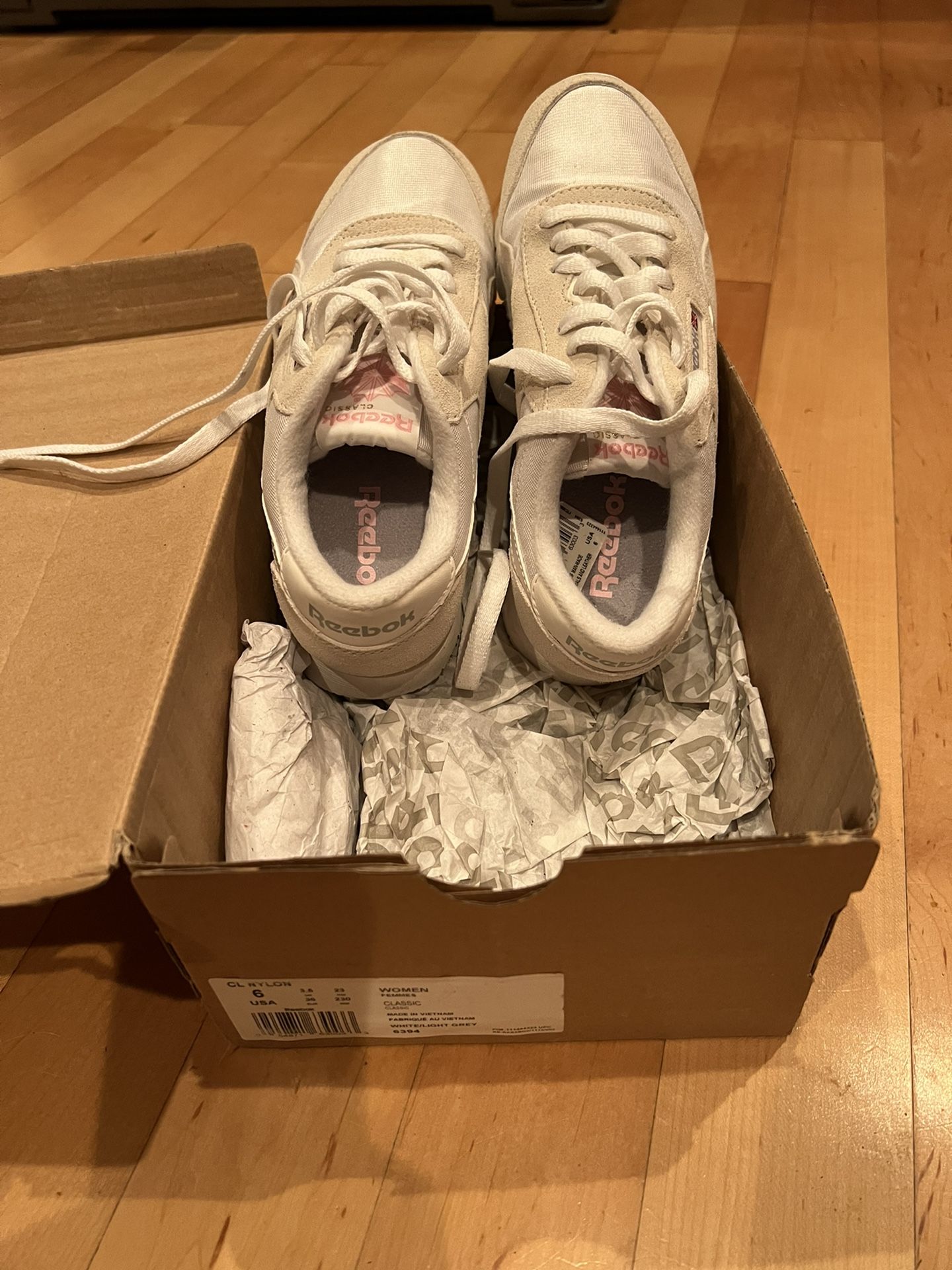 LIKE NEW WOMENS REEBOK SIZE 6