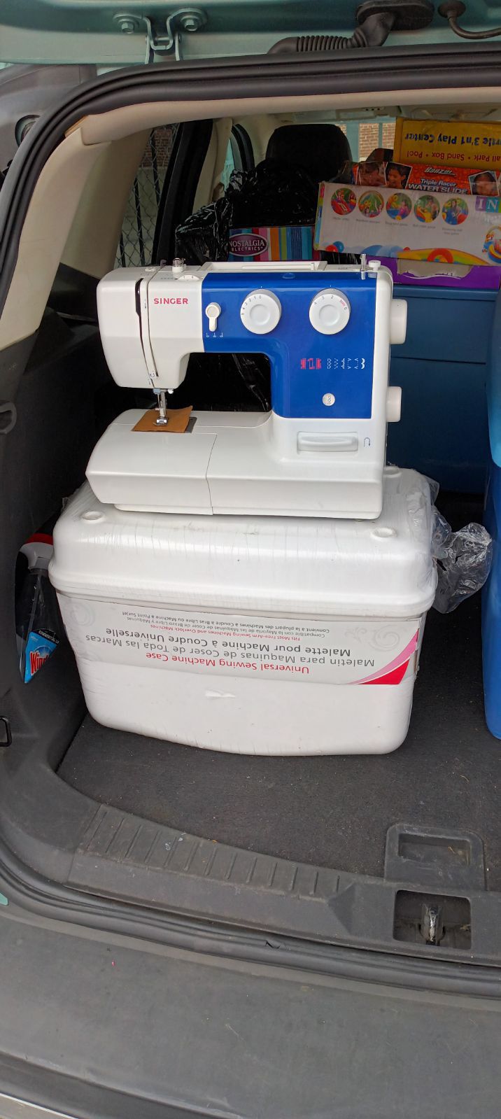 Sewing Machine With Carrying Case. 