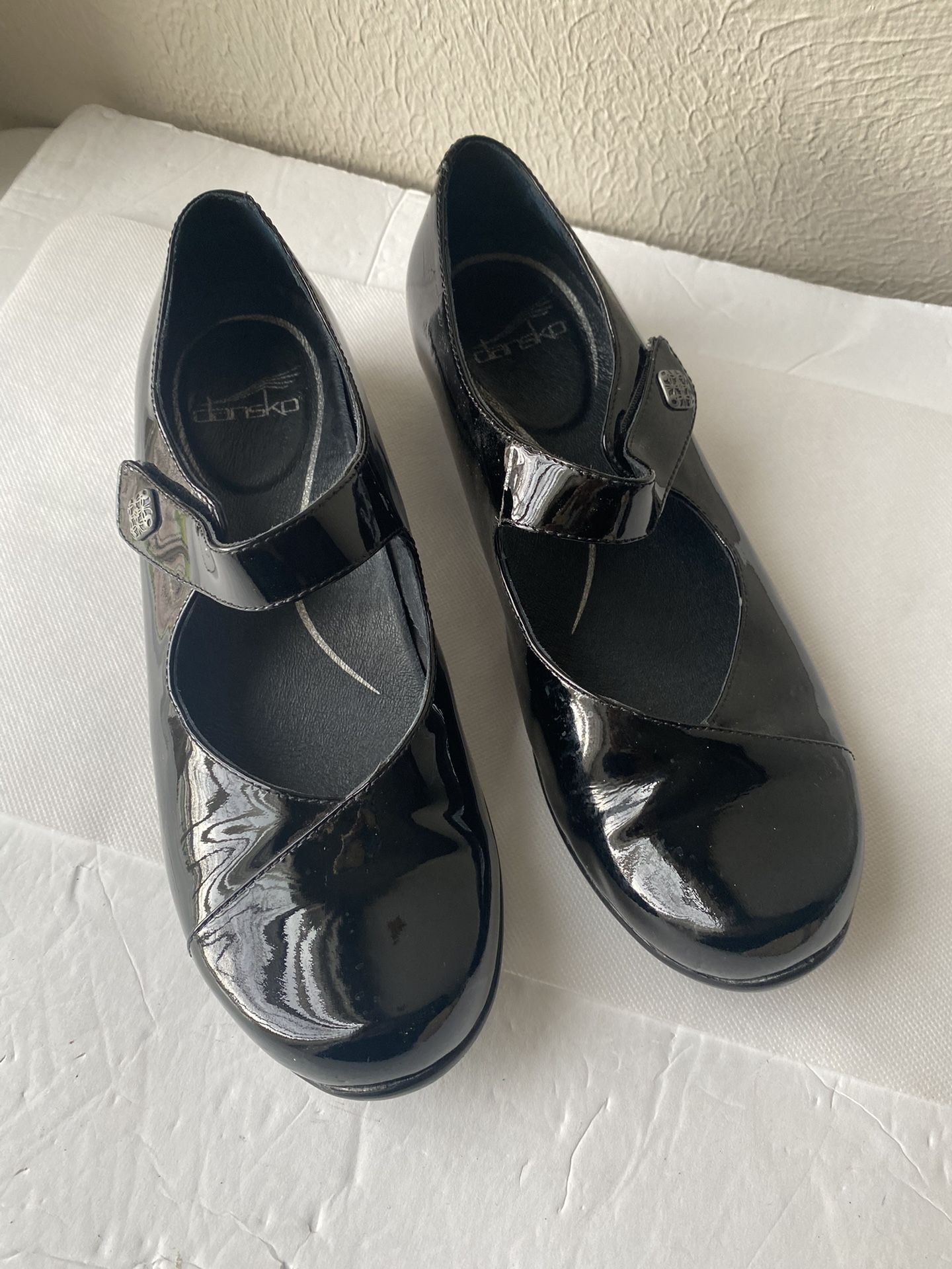 Dansko  Opal Patent Leather Mary Jane Flats Shoes Size 7.5