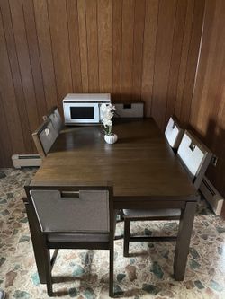 Bob’s furniture dining table of 6 chairs