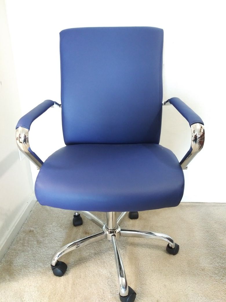 A BEAUTIFUL REDDEN LUXURA BLUE CHAIR JUST COME OUT THE BOX