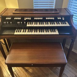 Hammond M-100 Spinet Organ