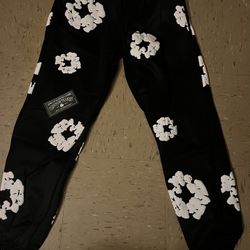BLACK DEMIN TEARS PANTS ONLY SIZE LARGE