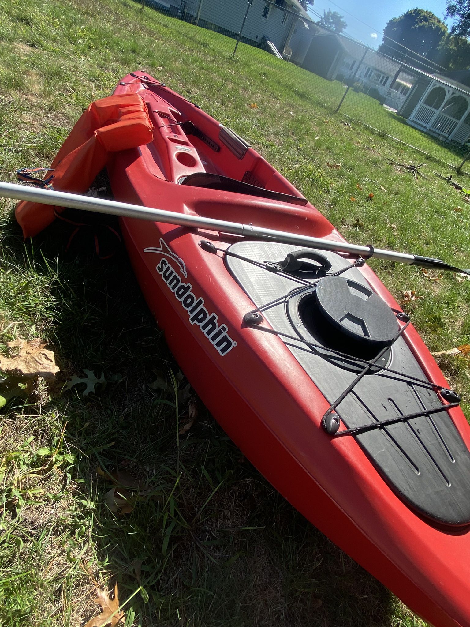 Sun Dolphin BALI 10 SS Sit On Top Kayak PLUS Paddle & Life jacket