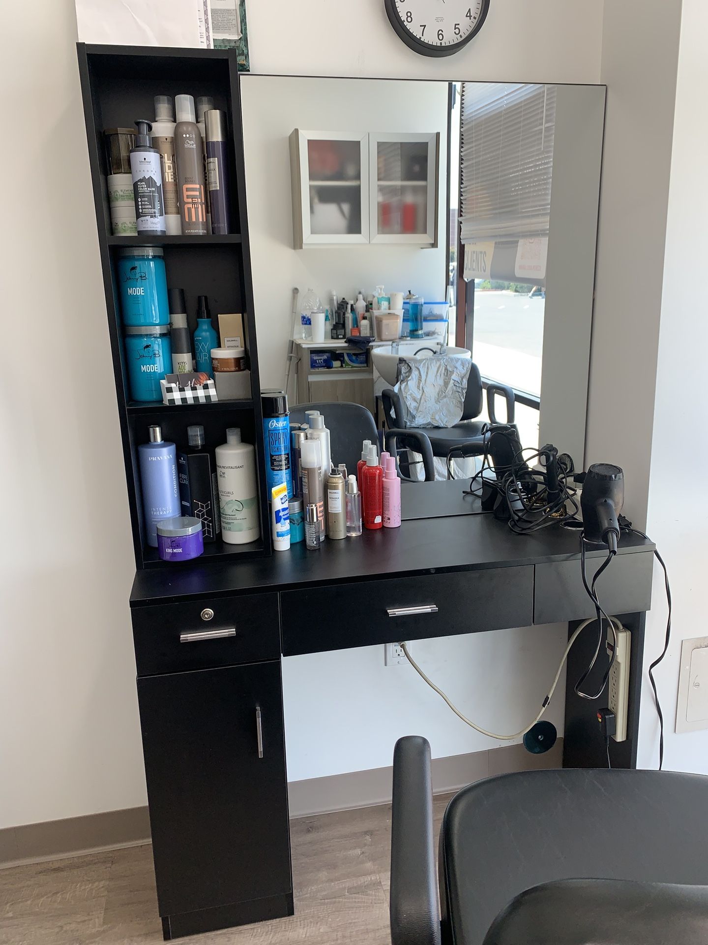 Beautiful Salón Work Station!