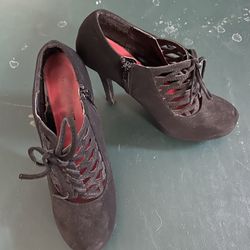 Size 8 Madeline Girl Lace Front High Heels  Like New 