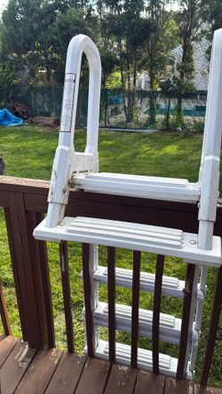 Above ground pool ladder