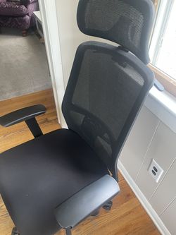 Black office chair. 10 years old. Still works well. Got a new chair, so this must go.
