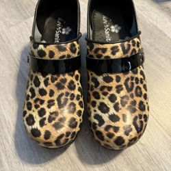 Koi Sanita Nursing Shoes Like New Size 39