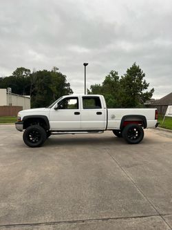 2001 Chevy 2500HD 6.0 - Levantada  6.0 Vortec, 4 puertas, rines negros, levantada, título limpio. Jala duro.  En Houston / Aldine. Dinero en