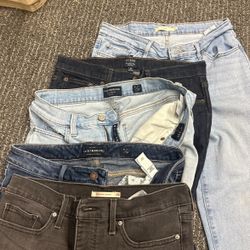 5 Like New Pairs Of Women’s Blue Jeans. 75$